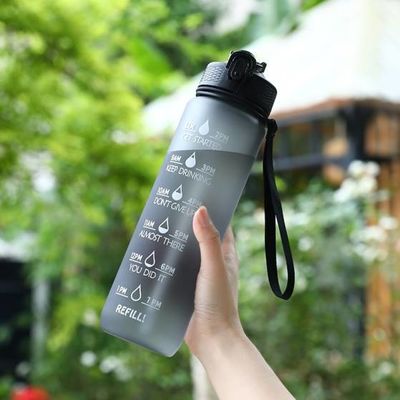 Αγορά Αδυναμία διαρροής BPA δωρεάν κίνητρο αθλητικό μπουκάλι νερού με χρονοδιακόπτη 32 Oz αθλητικό μπουκάλι με άχυρο και ιμάντα μεταφοράς τέλειο μέγεθος εύκολο να μεταφέρετε online manufacture