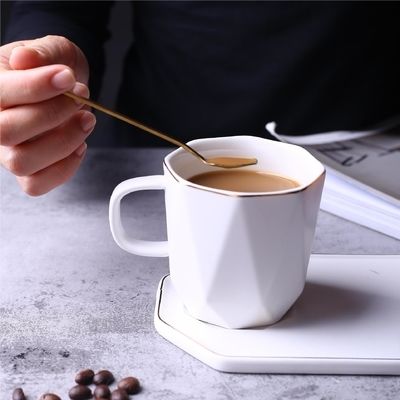 Αγορά Δημιουργικές Γεωμετρικά σχήματα Χρυσαφένια κεραμικά φλιτζάνια Γραφεία Φλιτζάνια καφέ Απλές μαύρες και λευκές κούπες και δίσκοι Φλιτζάνια τσαγιού με λουλούδια και δίσκοι διαδικτυακή κατασκευή