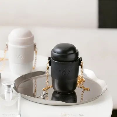 Στυλάτο κεραμικό μπουκάλι νερού κεραμικό σώμα χρυσόχρωμο λουρί αλυσίδας μοντέρνο σχεδιασμό ευέλικτο στυλ τέλειο για καθημερινή χρήση