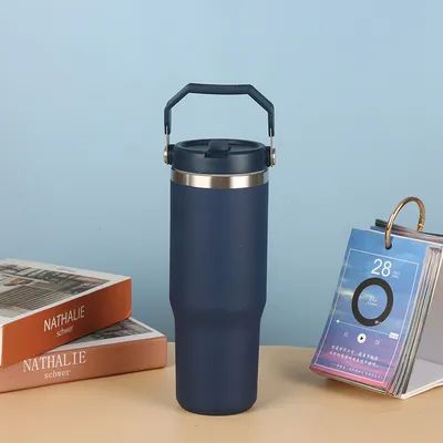 30oz Ατσάλινο Tumbler Vakuum Απομονωμένο μπουκάλι νερού για το σπίτι ή το αυτοκίνητο επαναχρησιμοποιήσιμο φλιτζάνι με άχυρο ανθεκτικό στη διαρροή Flip κρύο για 12 ώρες ή παγωμένο για 2 ημέρες