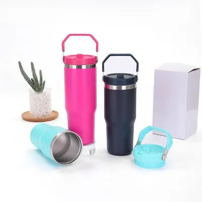 30 Oz Tumbler με λαβή και καπάκι από άχυρο Δύο απομονωμένο 30oz Cup από ανοξείδωτο χάλυβα