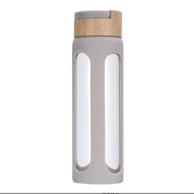 Προσαρμοσμένο 550/750ml High Borosilicate γυάλινο μπουκάλι νερού Custom γυάλινο μπουκάλι ποτού με σιλικόνιο μανίκι και κάλυμμα από μπαμπού εύκολο στο καθαρισμό και τη συντήρηση